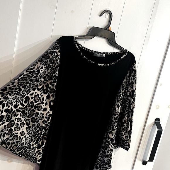 Bat winged ladies top black with animal print - Picture 3 of 5